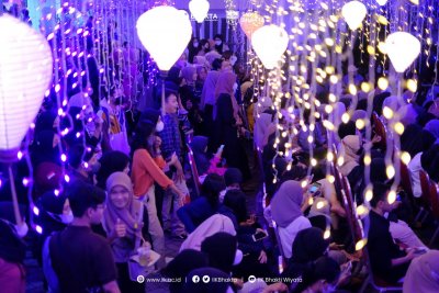 Ribuan cahaya mewarnai malam di IIK Bhakta