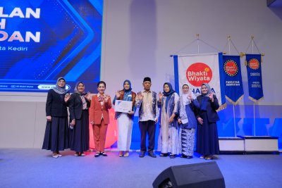 Penyerahan penghargaan dan sertifikat secara simbolis kepada lulusan terbaik pada acara Sumpah Profesi Kebidanan IIK Bhakta