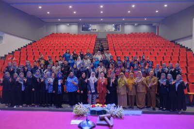 Sesi foto bersama jajaran pimpinan, civitas akademika Sumpah Profesi Kebidanan IIK Bhakta di Gedung Auditorium.