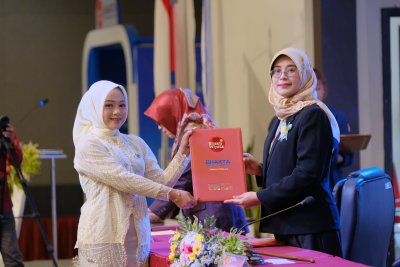 Penyerahan ijazah kepada perwakilan lulusan Ners muda Angkatan XVI IIK Bhakta oleh Dekan Fakultas Kesehatan.
