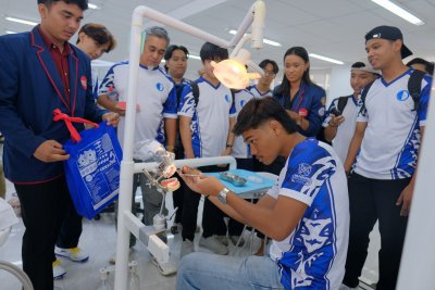 Peserta Summer Camp IIK Bhakta, UTM Malaysia mengamati praktik keterampilan kedokteran gigi melalui fasilitas laboratorium pendidikan kesehatan di IIK Bhakta.