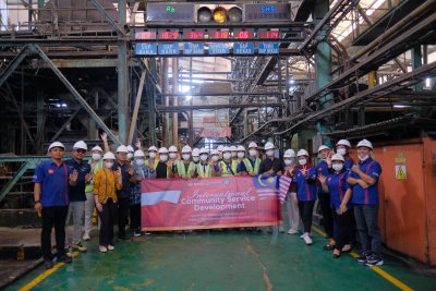 Peserta Summer Camp IIK Bhakta, UTM, dan UNAIR melakukan kunjungan industri ke PG Ngadiredjo untuk mengenal proses operasional dan industri gula di Kediri.