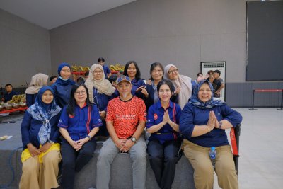 Peserta Summer Camp IIK Bhakta, UTM, dan UNAIR mempererat kebersamaan melalui kegiatan pertukaran budaya dan bermain gamelan.