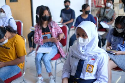Tidak hanya kalangan dewasa peserta vaksinasi di IIK Bhakta juga menyasar pelajar dan mahasiswa