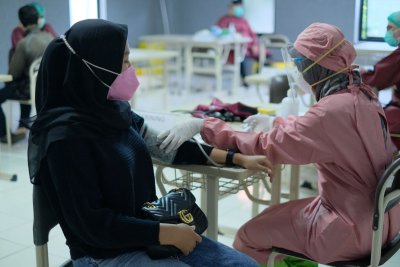  Antusiasme Warga Kota Kediri Ikut Vaksinasi di IIK Bhakta