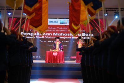 Rektor IIK Bhakta, Prof. Dr. apt. Muhammad Zainudin, membuka secara resmi Orientasi Kehidupan Kampus Mahasiswa Baru (Osmaru) 2026 melalui Sidang Senat Terbuka.