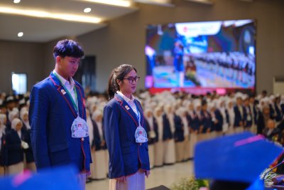 Perwakilan mahasiswa baru berjas almamater berdiri siap dan antusias, siap mengukir prestasi dengan semangat tema "Aruna Mandalaka".