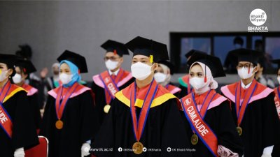 Pelaksanaan wisuda kali ini menggunakan dua metode yakni metode luring dan daring