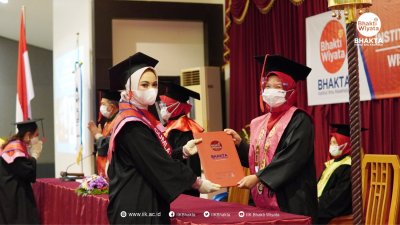 Pada pelaksanaan wisuda ini, IIK Bhakta meluluskan 777 mahasiswa terdiri dari empat fakultas yang ada di IIK Bhakta 