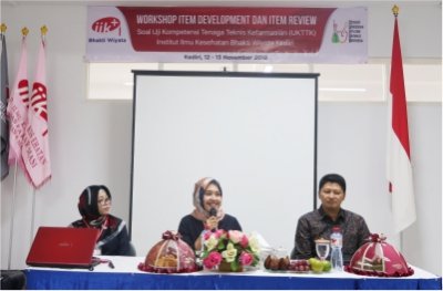 IIK Bhakti Wiyata dan APDFI Selenggarakan Review Soal Uji Kompetensi