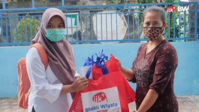 Warga Centong sangat antusias terhadap pembagian jamu tradisional dari FIK IIK BW