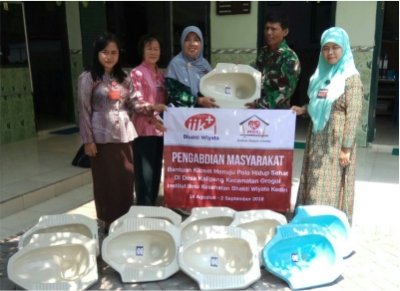 Aksi Peduli Kesehatan, IIK Peduli & PP2M Berikan Bantuan Kloset