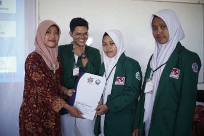 Mahasiswa D3 Farmasi IIK BW Raih Juara Lomba Cerdas Cermat Farmasi Tingkat Nasional 