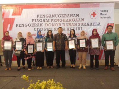 IIK BW Raih Anugerah Penggerak Donor Darah dari UDD PMI Kota Kediri