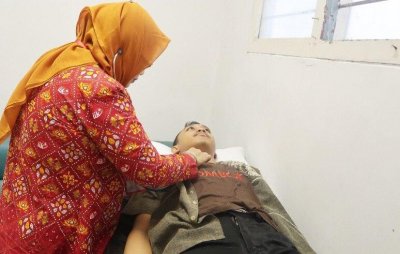dr. Hartati Tuna saat memeriksa kesehatan umum mahasiswa baru IIK BW.