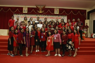 Mahasiswa UKM Katolik IIK BW berfoto bersama sebelum acara resmi ditutup