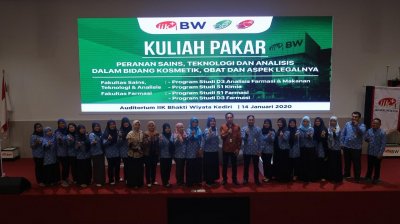 Panitia berfoto bersama dengan narasumber.