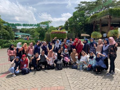 Selain ke HMC anggota UKM PIK-M Garuda juga berkunjung ke Eco Green Park, Batu.
