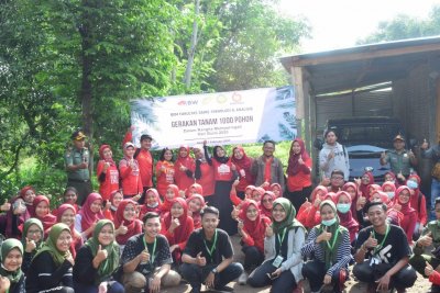Aksi tanam 1000 pohon merupakan salah satu program kerja BEM FSTA IIK Bhakti Wiyata