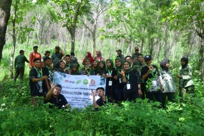 Keseruan aksi tanam 1000 pohon di desa Manyaran beberapa waktu lalu.