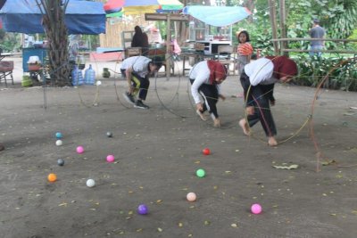Salah satu game untuk melatih team building mahasiswa S1 Kesmas IIK BW.