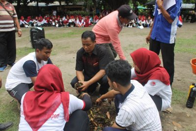 Praktek pembuatan Biopori oleh Dinas Lingkungan Hidup Kota Kediri kepada mahasiswa S1 Kesmas IIK BW