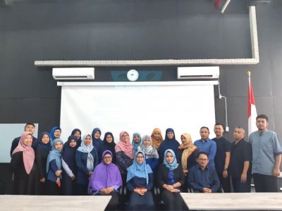 Peserta pelatihan berfoto bersama selepas acara.