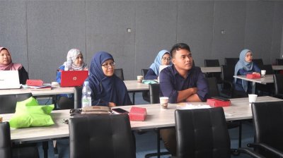 Peserta nampak serius mengikuti pelatihan item development. 