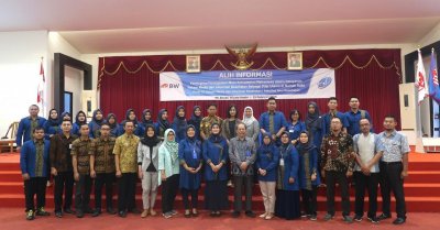 Panitia Alih Informasi berfoto bersama seusai acara.