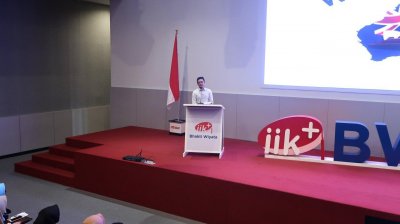 Alumni WHV Warrior, Catur Fachul Ulum saat memberi materi mengenai Working Visa Holiday di IIK BW.