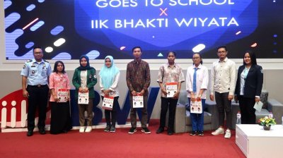 Peserta immigration goes to school saat menerima doorprize.