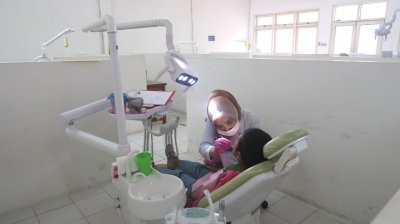 Salah satu siswa sangat senang saat diperiksa giginya oleh mahasiswa FKG IIK BW.