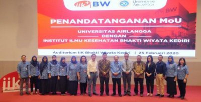 Rektor UNAIR bersama segenap sivitas akademika IIK BW seusai penandatanganan MoU.