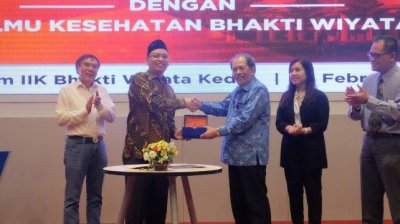 Penyerahan cinderamata oleh Rektor UNAIR kepada Rektor IIK BW.