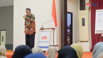 Tung Desem Waringin Beri Motivasi Mahasiswa dan Sivitas Akademika IIK Bhakti Wiyata