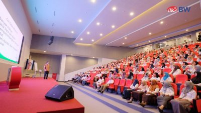 Peserta seminar TDW Goes To IIK BW bersemangat mengikuti acara yang di gelar di ruang Auditorium Adipadma.