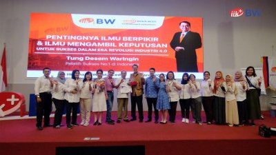 Kegiatan seminar TDW Goes To IIK BW ditutup dengan poto bersama segenap sivitas akademika IIK BW.