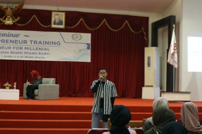 Kak Yonar Mohammad Sabil yang membahas mengenai ide-ide bisnis kreatif serta strategi pemasaran melalui media sosial