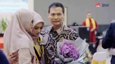 Perasaan bangga kedua orang tua dokter gigi baru Angkatan XV IIK BW.
