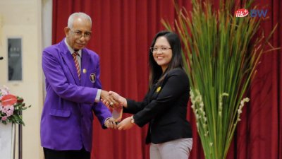Ketua PDGI Pengwil Jawa Timur, drg. Jahja., M.Kes mendapat cenderamata dari Wakil Dekan III IIK BW drg. Fiory Dioptis Putriwijaya, M.Kes