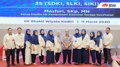 Panitia yang terdiri dari dosen berfoto bersama narasumber sebelum acara dimulai.