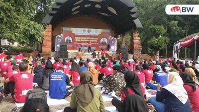 Ratusan peserta bersemangat memperagakan lima teknik dalam BHD di Goa Selomangleng. 