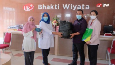 Pemberian 500 Masker dari BPJS Ketenagakerjaan Kediri kepada IIK Bhakti Wiyata.
