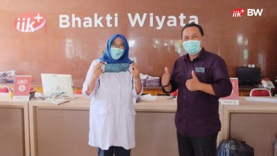 Kepala BPJS Ketenagakerjaan Kediri bapak Agus Supriydi bersama Ibu Dra.Wiwiek Astuti.,MM seusai penyerahan masker di kantor pendaftaran IIK BW