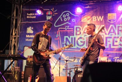 Penampilan UKM Musik di IIK Bazar Night Festival