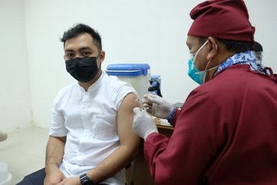 Tenaga Kesehatan dan Karyawan RSGM IIK BW Antusias Jalani Vaksinasi Covid-19 Tahap Kedua.