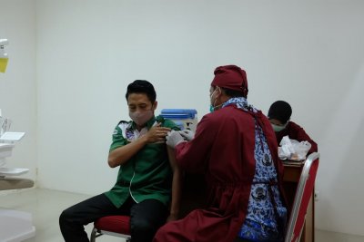 Proses penyuntikan vaksin dilakukan dua kali untuk tiap orang dengan jarak waktu 14 hari.