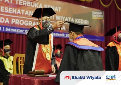Terapkan Protokol Kesehatan: Wisuda IIK Bhakti Wiyata Digelar secara Luring dan Daring