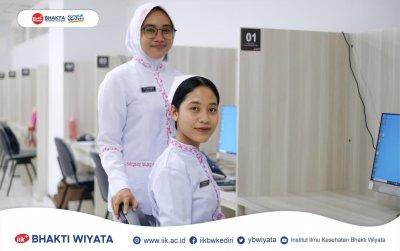 Mahasiswa D3 Kebidanan IIK Bhakta siap melakukan praktik klinik selepas mengikuti acara Capping Day