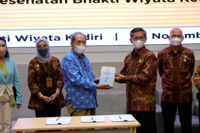 Rektor IIK Bhakta bersama tamu dari KKI 